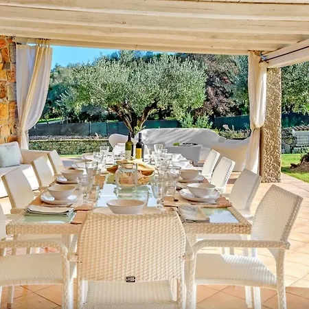 Villa Spacious And Well Equipped Villa With Private Pool *